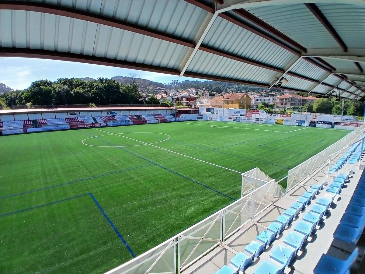 Una perspectiva del campo de O Morrazo con su nuevo césped artificial.