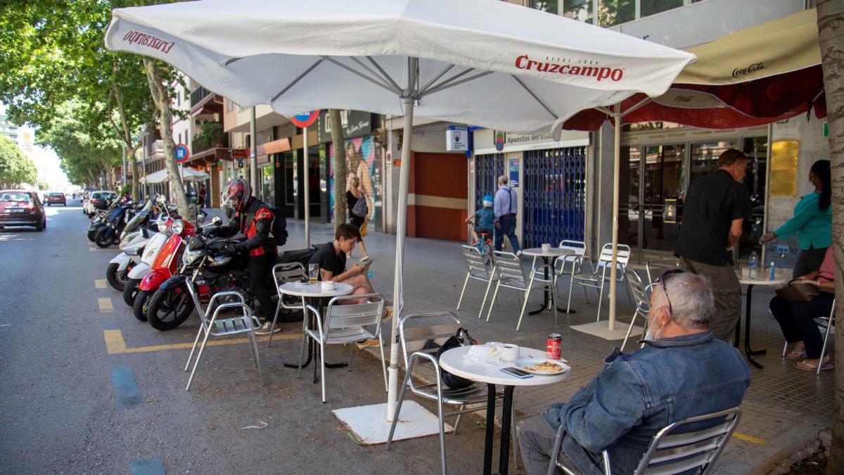 Terraza ampliada en espacio para aparcar.