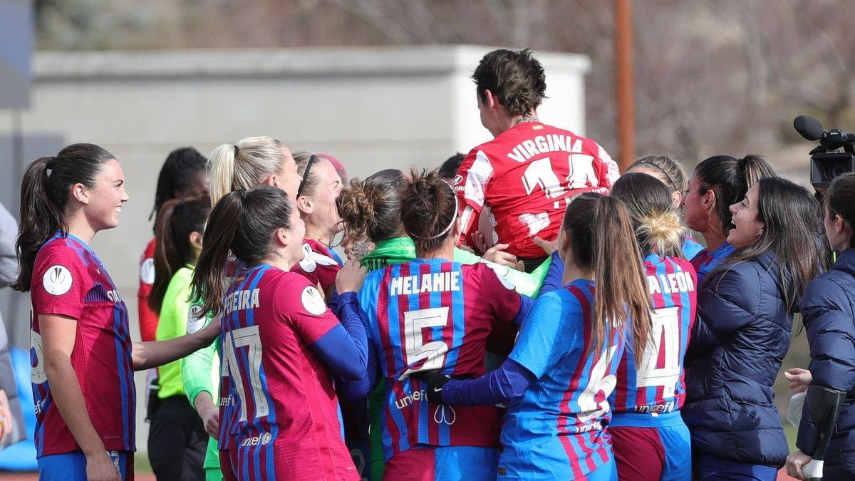 Las jugadoras del Barça mantean a Virginia Torrecilla.