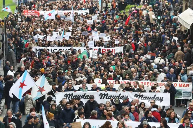 Así se ha desarrollado la manifestación "en defensa do mar" y contra la gestión del vertido de pélets