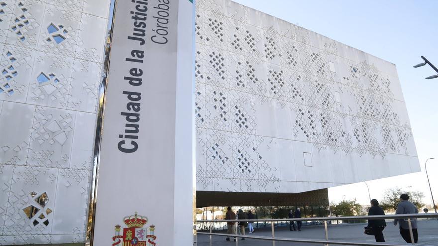 La Fiscalía pide nueve años de prisión al acusado de apuñalar en el cuello a un conductor de un patinete en Córdoba