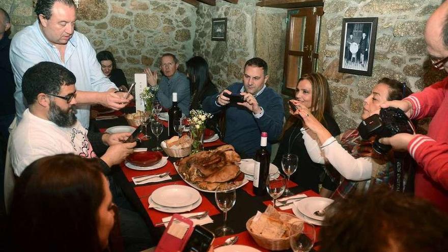 Los participantes en el #CocidoDay fotografían el cocido que les acaban de servir en BarosaGastro. // R.V.