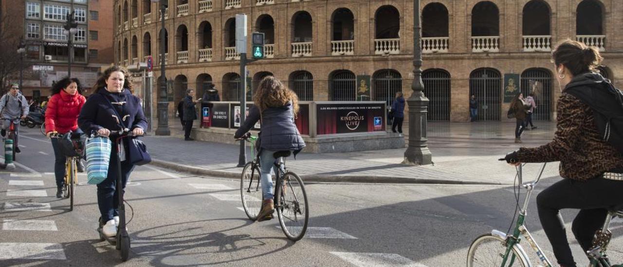 Se superan los 5.000 pasos diarios de bicis y patinetes frente a la plaza de toros