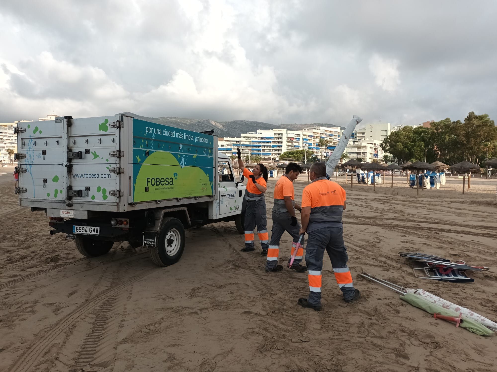 La recogida de enseres en la playa de Orpesa tras el incumplimiento de la ordenanza municipal al reservar los sitios en la primera línea.