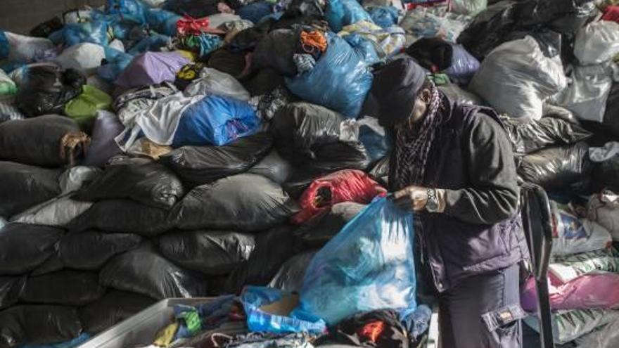 Los valencianos entierran en vertederos sin reciclar el 95% del textil usado
