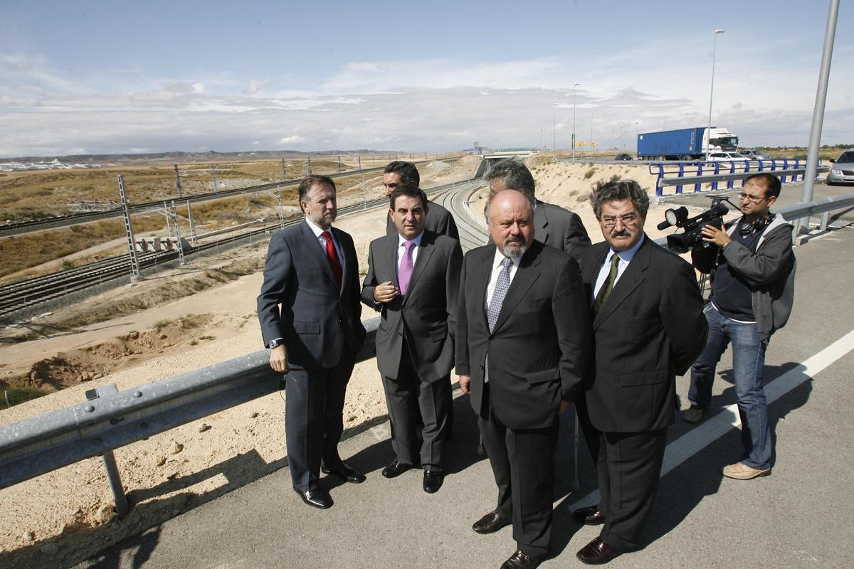 Marcelino Iglesias, presidente de Aragón, junto a responsables de Adif y Zaragoza Alta Velocidad, en la visita de obras de 2009.