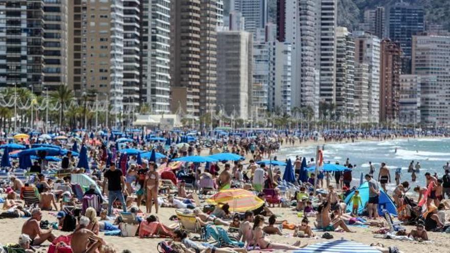 Imagen de una zona de playa de Benidorm repleta de bañistas.