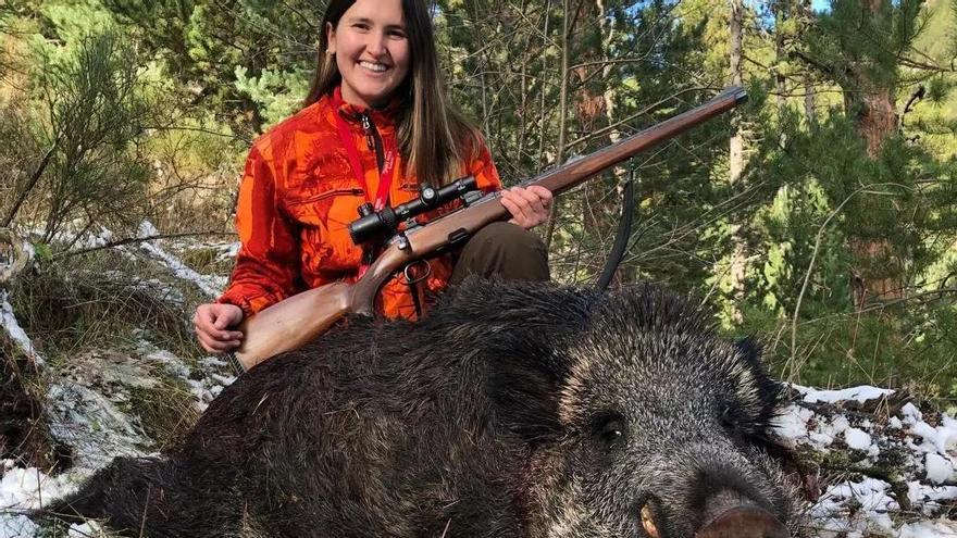 Júlia Barnola, amb un senglar abatut