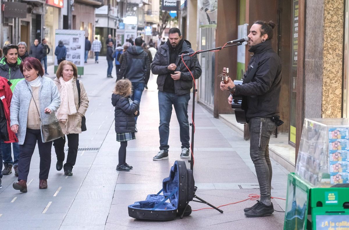 Un músico actuando en el centro de Elche
