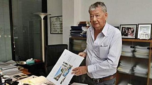 El empresario, en su despacho, muestra uno de sus proyectos hoteleros.