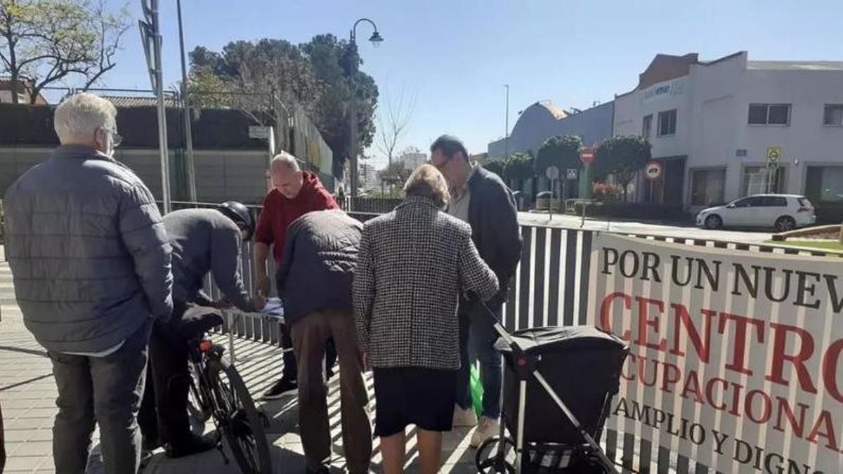 Recogida de firmas para el centro ocupacional de Quart de Poblet.