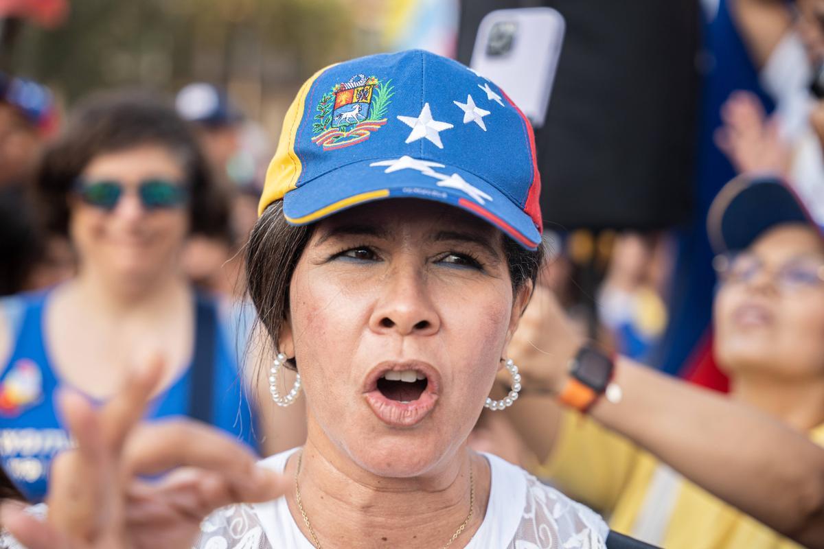 Barcelona. 03/08/2024. Internacional. Manifestación de venezolanos en Plaza Universitat por las elecciones del fin de semana pasado. AUTOR: Marc Asensio      Barcelona, Catalunya, España, Venezuela, venezolanos, manifestación, protesta, elecciones