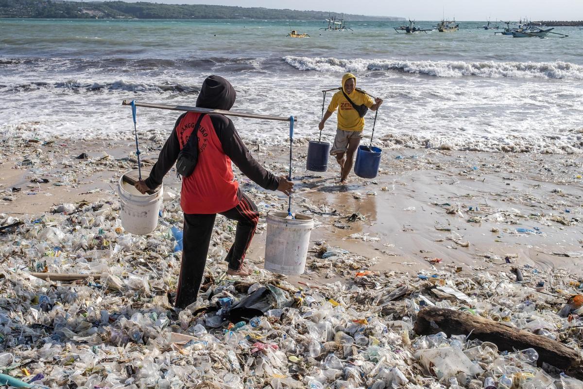 La basura se acumula en las playas de Bali tras la temporada de lluvias por la falta de gestión de residuos