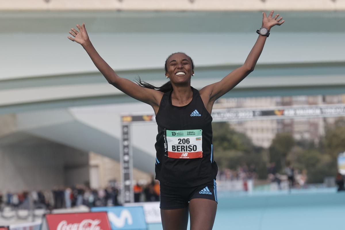 Amane Beriso cruza la meta como ganadora de la carrera femenina tras superar a Gidey.