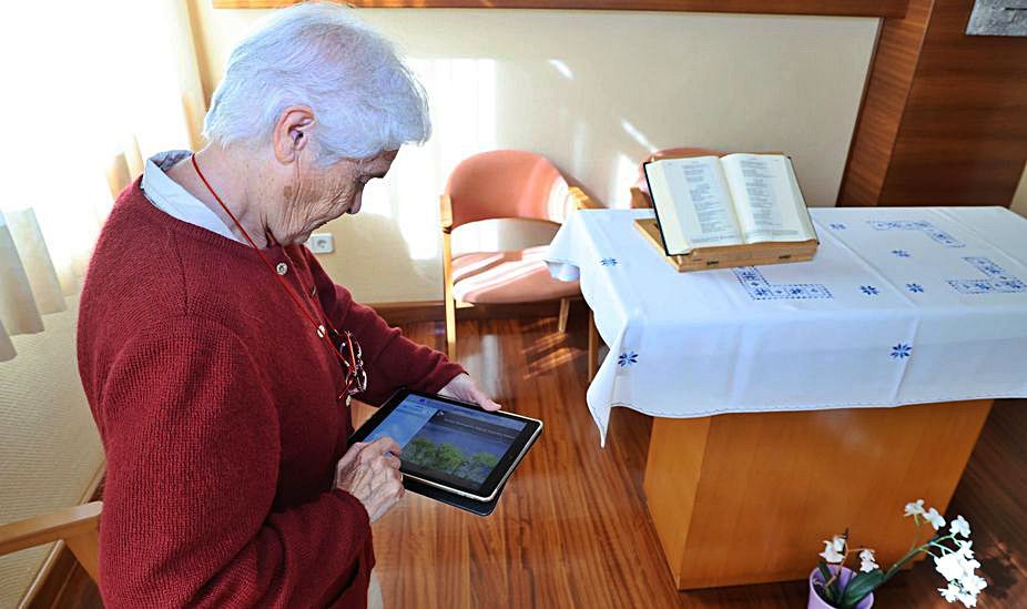 Antonia, en plena lectura en la tablet antes de comer.