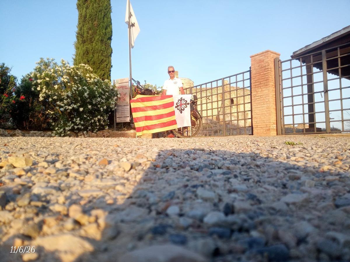 Chamorro posa ante el castillo de Calatrava.