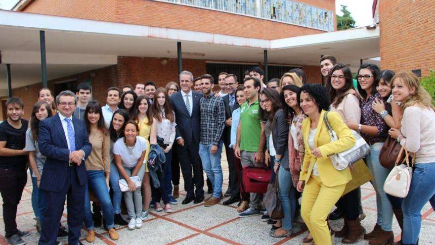 El embajador de Estados Unidos en España destaca en la Uex la forma en la que los jóvenes han reaccionado ante la crisis