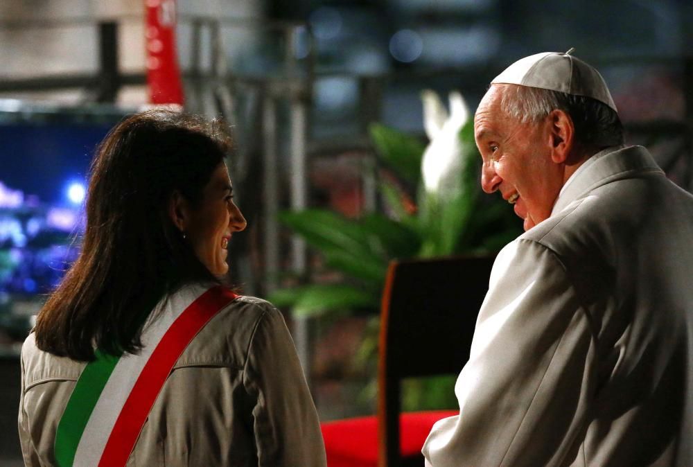 El Papa preside el Via Crucis en el Coliseo romano.