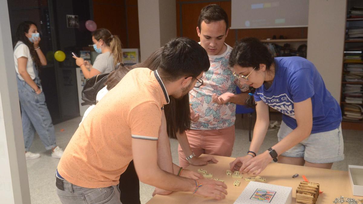 Una de las pruebas del juego organizado en Vilagarcía para huir de la &quot;heteronorma&quot;