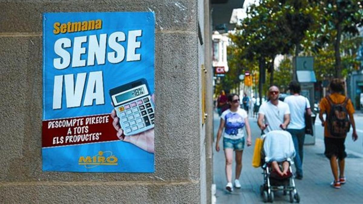 Anuncio sobre el IVA de un grupo de distribución comercial, ayer, en la calle Gran de Gràcia, de Barcelona.