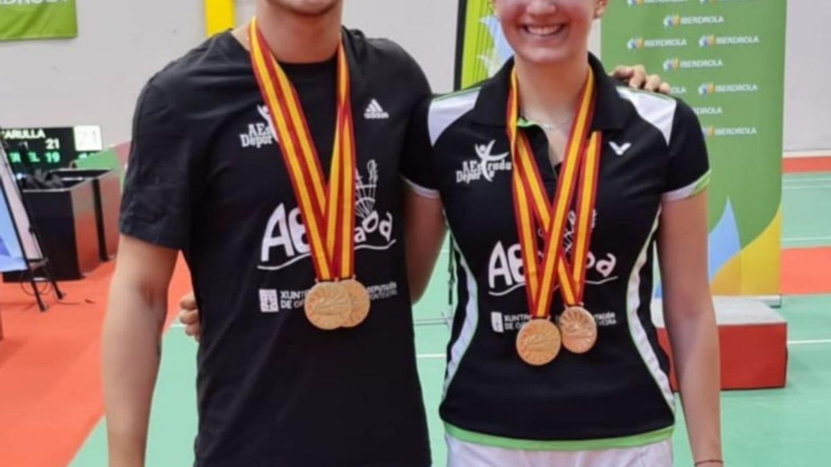 Rodrigo Sanjurjo y Nikol Carulla con las medallas conseguidas. |