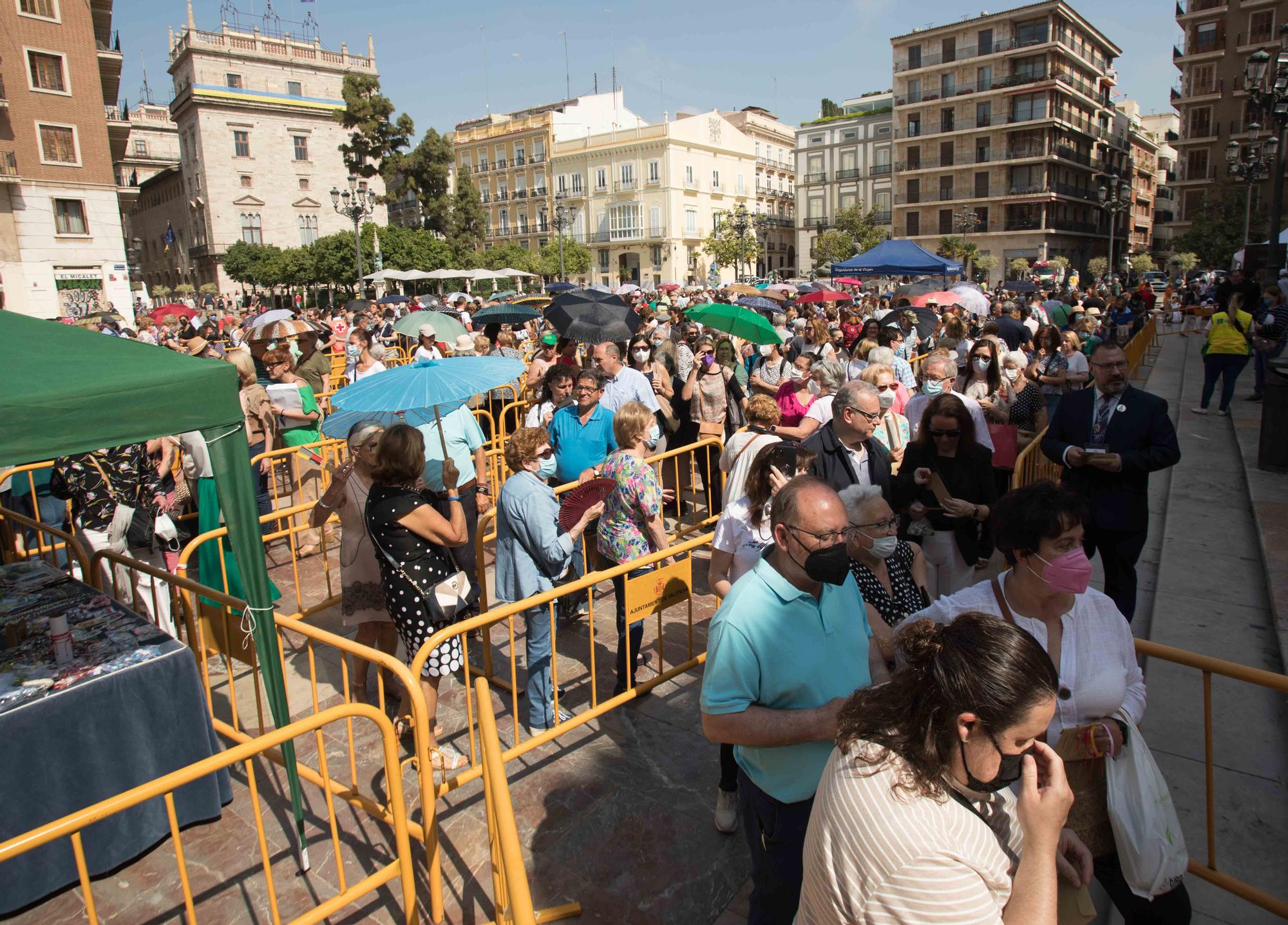 Colas desde primera hora en el Besamanos a la Virgen