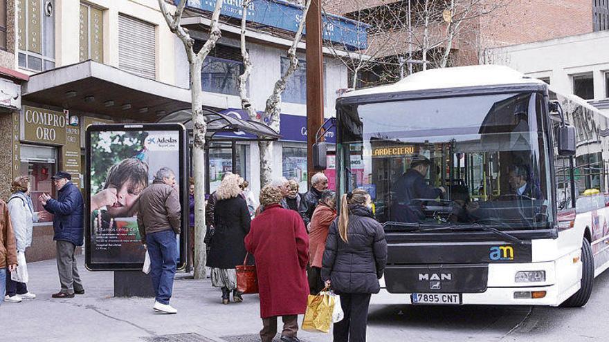 Usuarios acceden al autobús urbano en la plaza de Alemania.