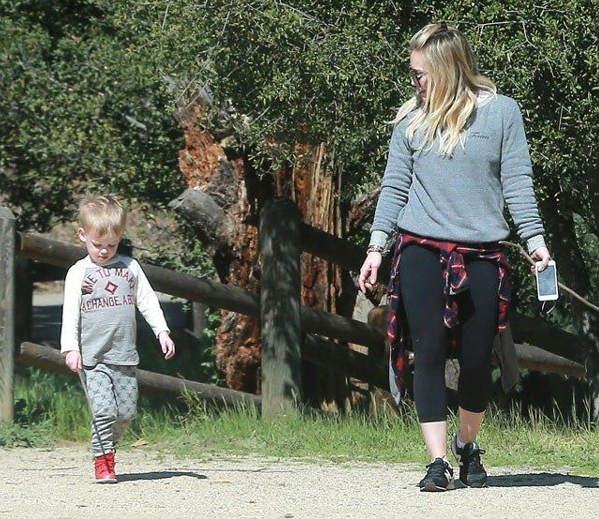 Hilary Duff habla con Luca, quien no parece muy convencido