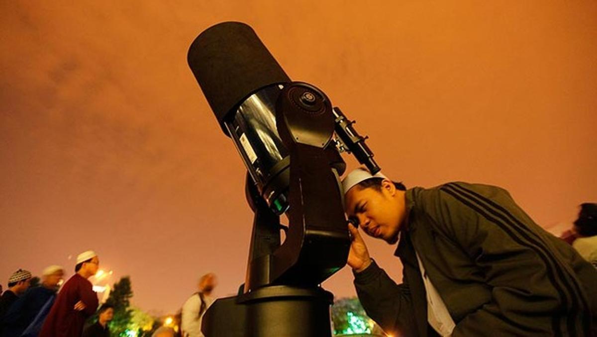 Un home observa la Lluna a través del seu telescopi aquest dimecres a Kuala Lumpur, a Malàisia.