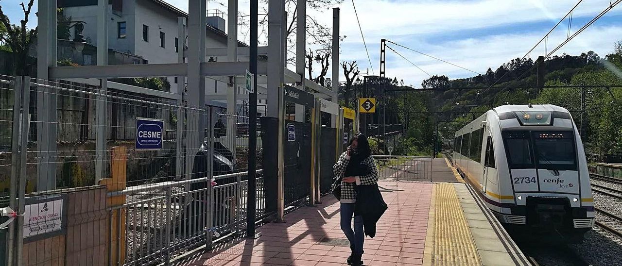 Estado actual de la estructura metálica para la pasarela, en la estación de tren de la Pola. | P. Tamargo