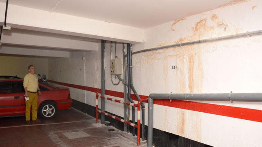 La humedad daña el garaje Hermanos Millares pese su reforma en 2012