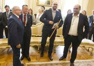 Martiño Noriega, investido alcalde de Santiago, recuerda a Ánxel Casal y a las Dos Marías