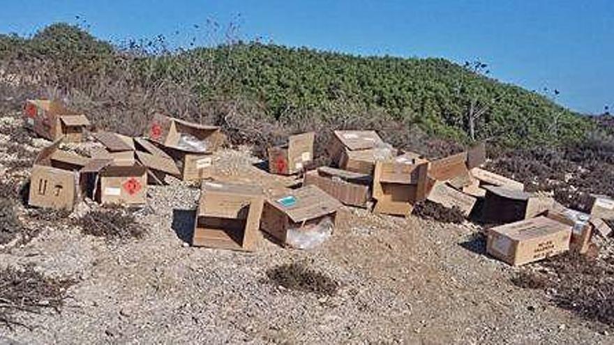 Numerosas cajas de cartón permanecieron esparcidas por s&#039;Illa de ses Rates hasta que fueron retiradas por operarios del Ayuntamiento de Ibiza.