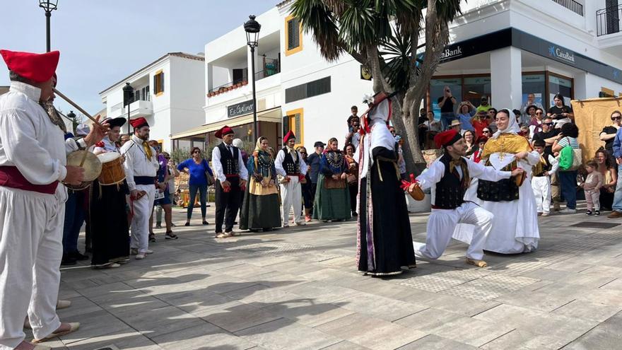 Curiosidad y turistas en el mercado ecológico de Sant Josep