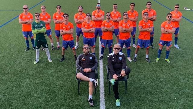 Jugadores y cuerpo técnico del Rodeiro, en el campo de A Raña. | CEDIDA
