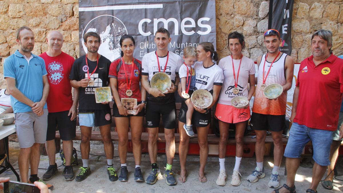 Los primeros clasificados posan con sus trofeos tras la Pujada al Barranc de Biniaraix