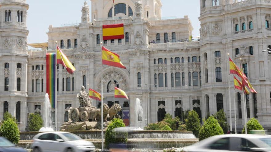 La bandera del orgullo gay convertida en arma arrojadiza en los ayuntamientos