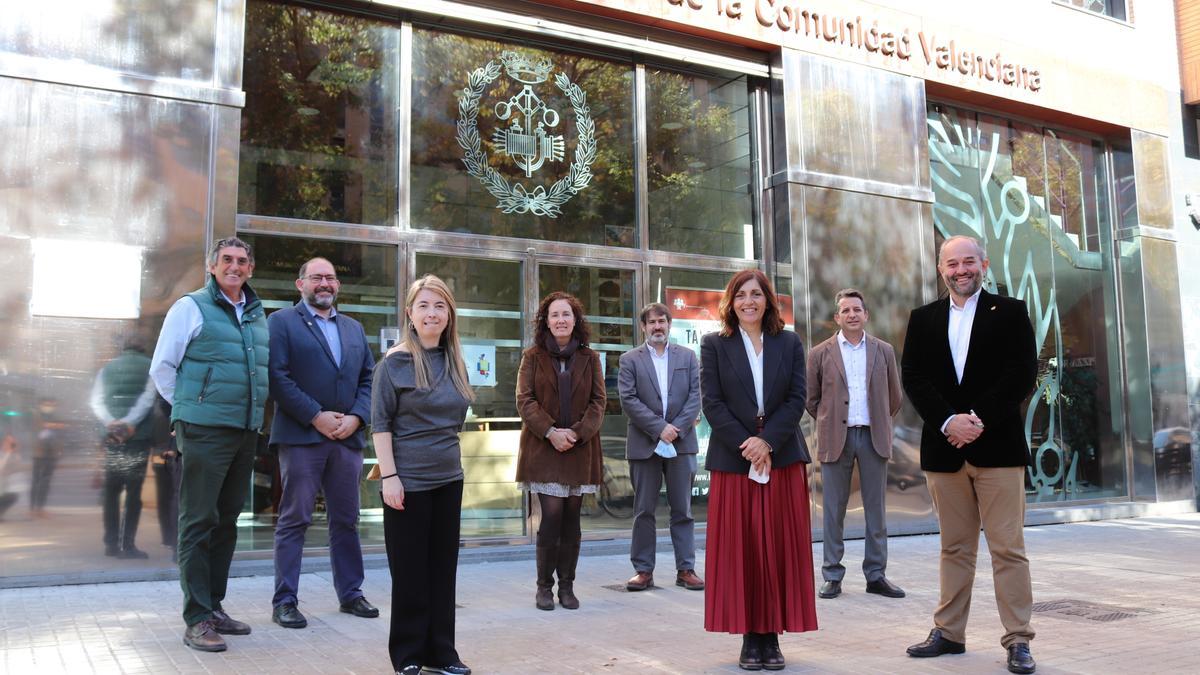 Salvador Puigdengolas junto a Empar Martínez Bonafé y otros miembros de la junta en el exterior del colegio.