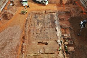 La excavación en el Mercat de lAbaceria deja al descubierto los primeros restos de la fábrica Puigmartí. Está previsto que la excavación arqueológica finalice a principios de abril