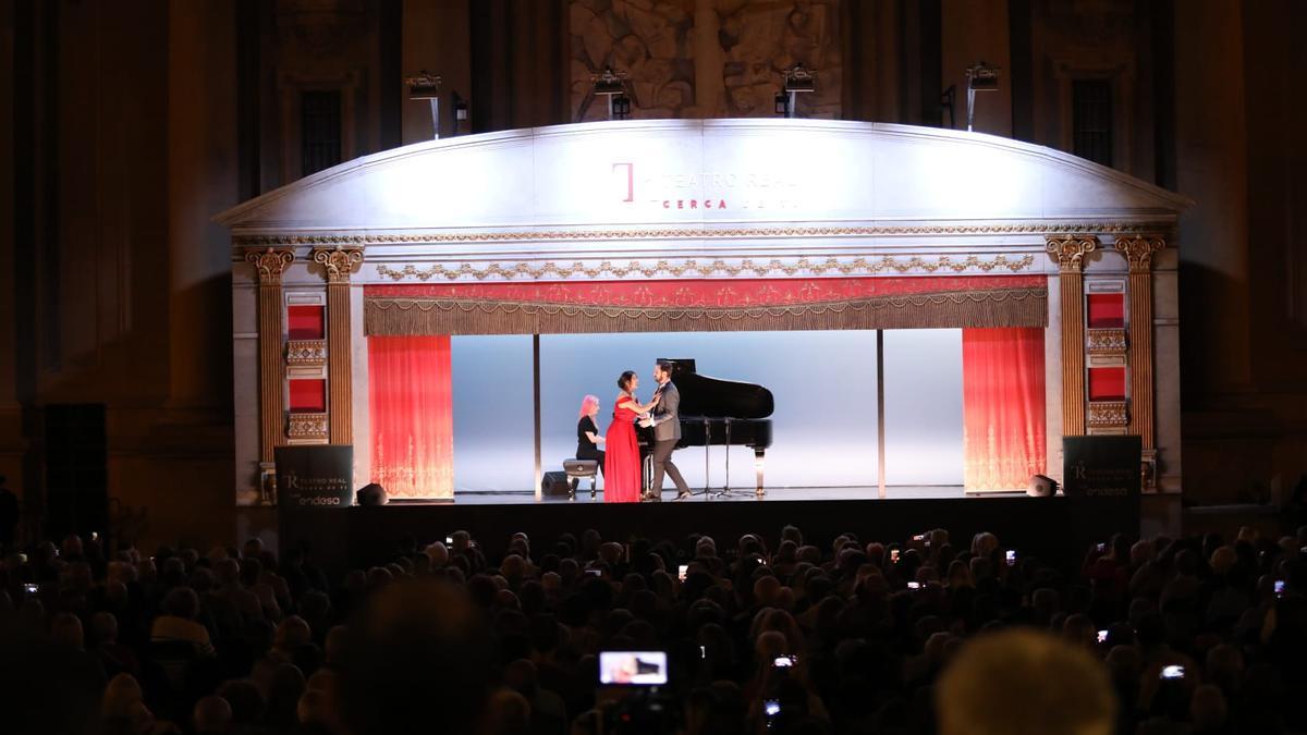 La Plaza del Pilar se ha llenado para disfrutar de la ópera