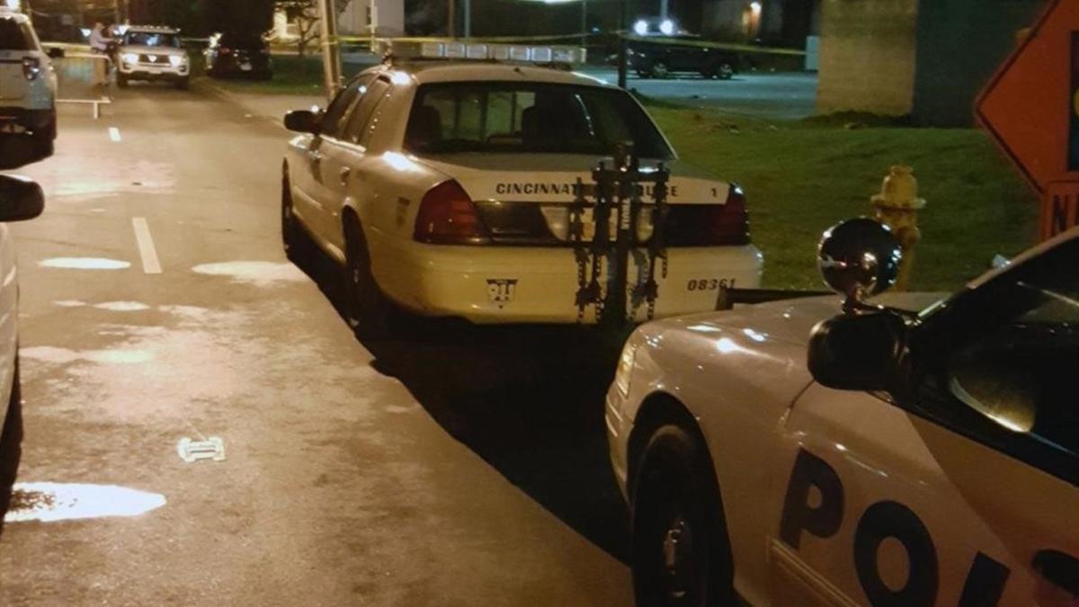 Coches de policías a las afueras del club.