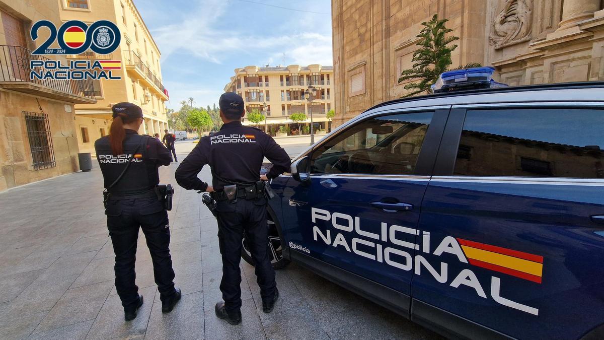 Efectivos de Policía Nacional en el centro de Elche.
