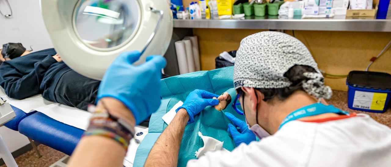 Un médico interviene a un paciente en el centro de salud, en imagen de archivo