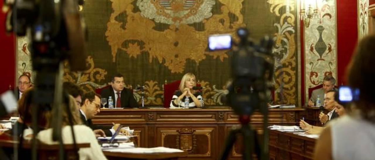 La oposición lamenta la imagen que Castedo  da de la ciudad tras el pleno mientras el PP calla