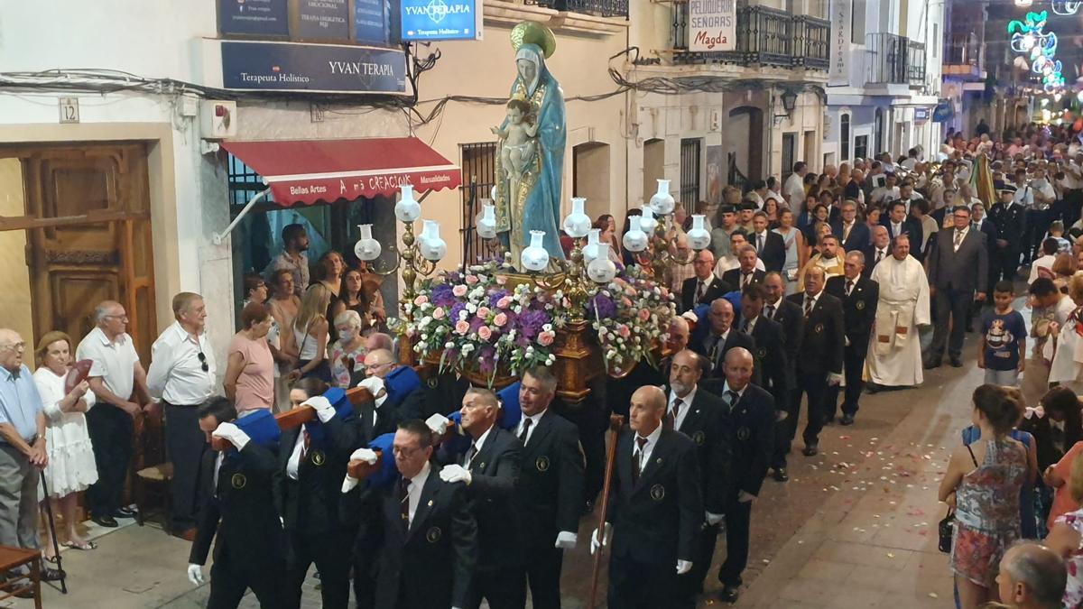 La imagen de la Virgen de las Nieves por las calles de Calp.