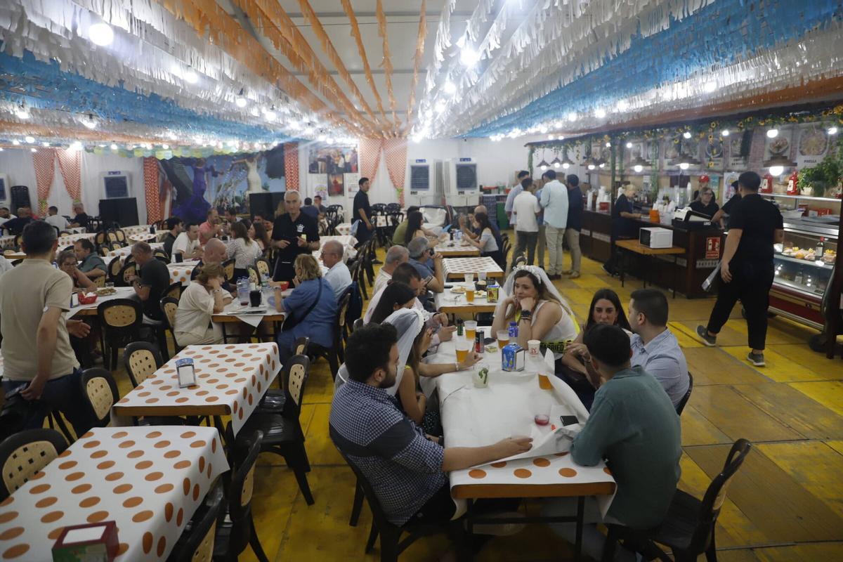Los cordobeses disfrutan de la fiesta desde horas antes del encendido de la portada Los cordobeses disfrutan de la fiesta desde horas antes del encendido de la portada