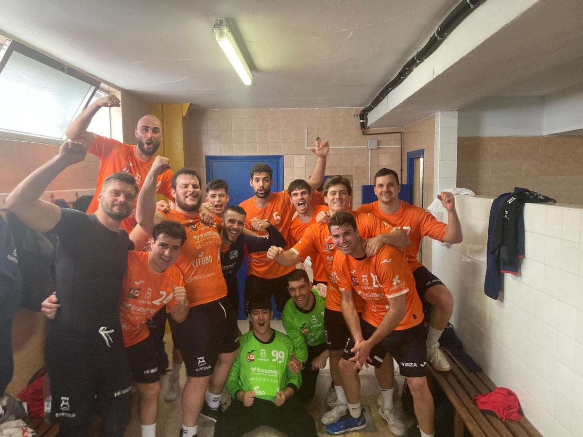 La plantillla del Trasmapi HC Eivissa celebra el triunfo ante el Benidorm