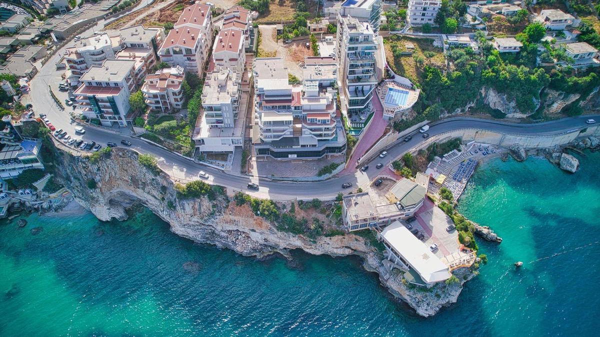 Vlora destaca por sus paisages y ocio nocturno, idela para el verano