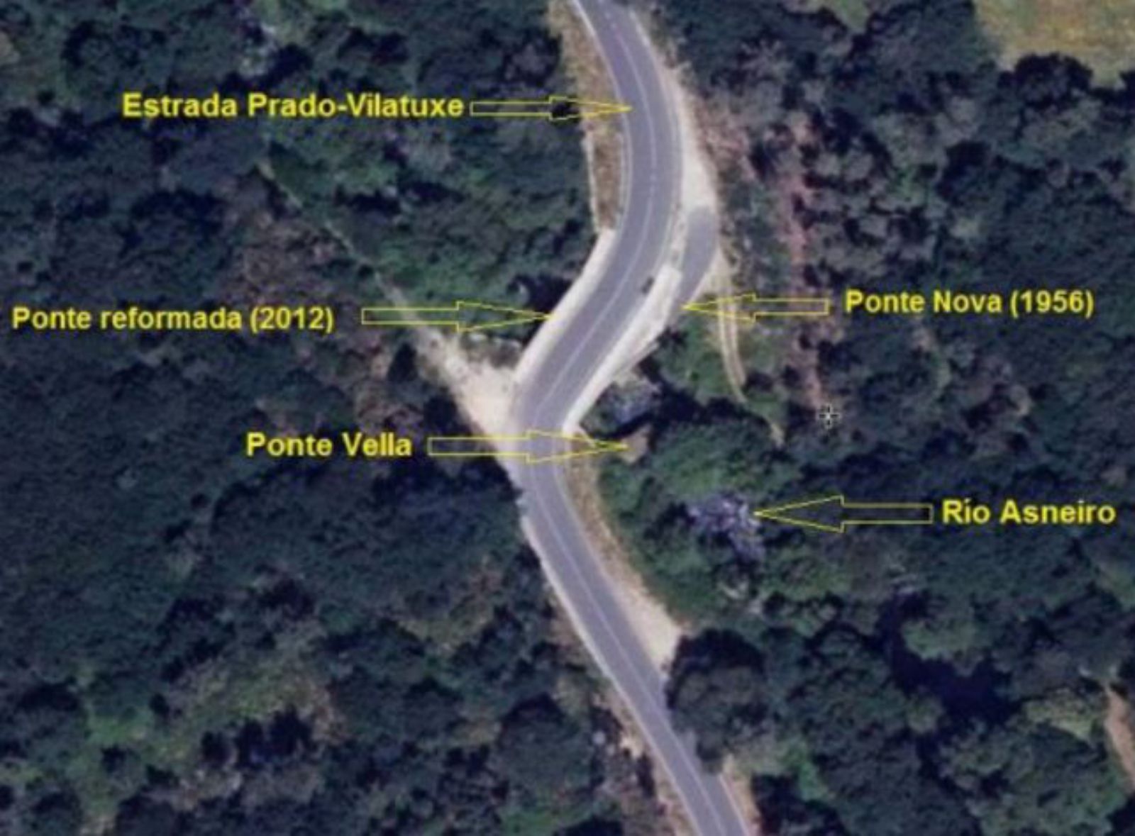 Foto de satélite coas sucesivas pontes que se construiron sobre o río Asneiro neste lugar.