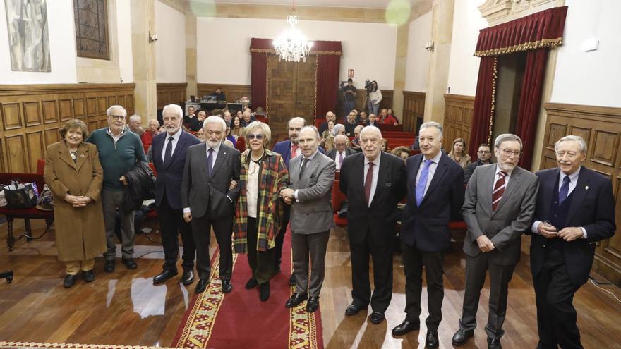 Por la izquierda, los profesores María Antonia Martín Zorraquino, José Antonio Martínez, Salvador Gutiérrez, Darío Villanueva, Josefina Martínez, Miguel Alarcos, el rector Villaverde, Juan Gil, Jesús Vázquez, Guillermo Rojo y Francisco Marcos-Marín, ayer, al inicio del homenaje en el Paraninfo. | FERNANDO RODRÍGUEZ